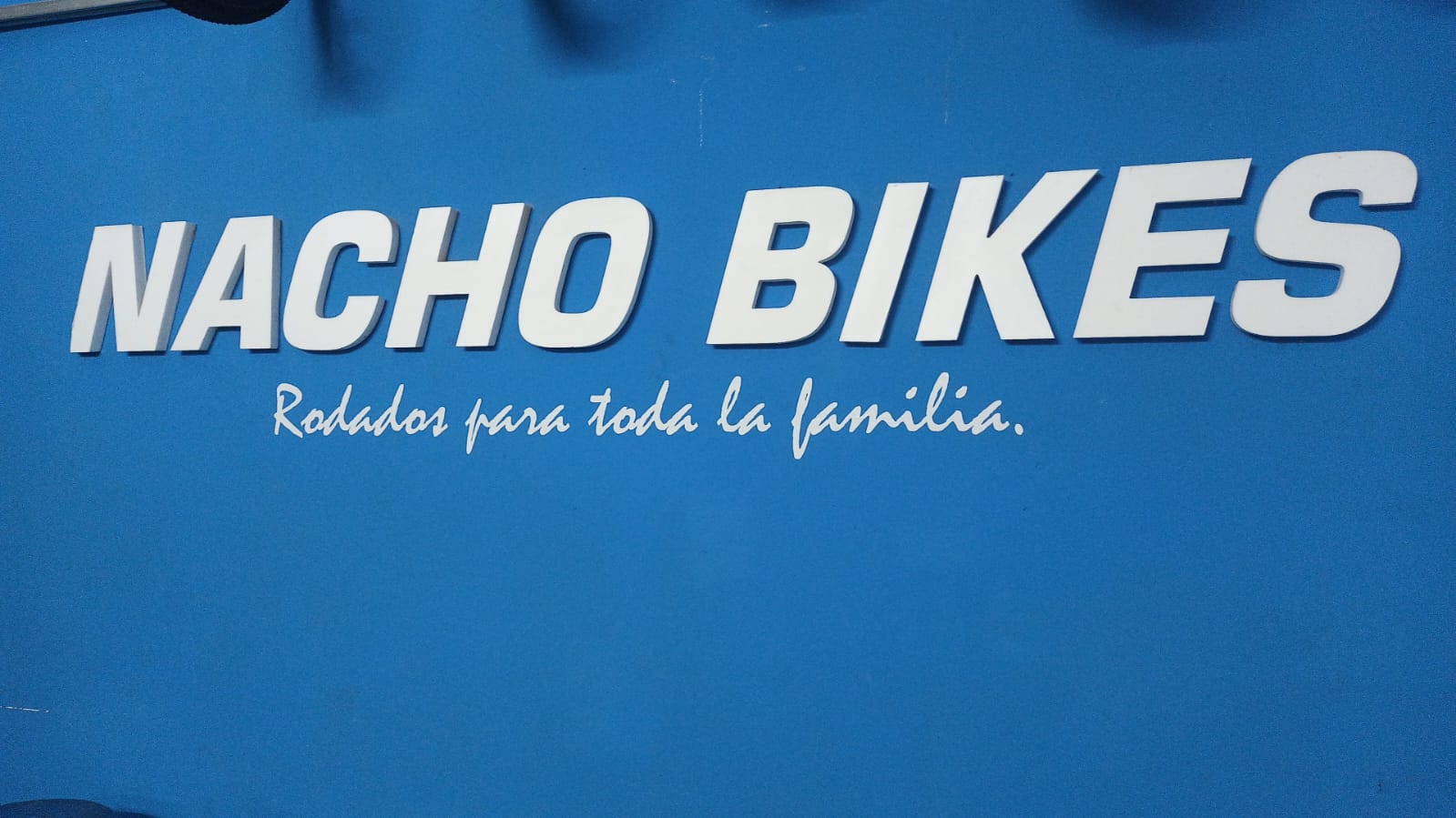 Letrero Nacho Bikes en tienda