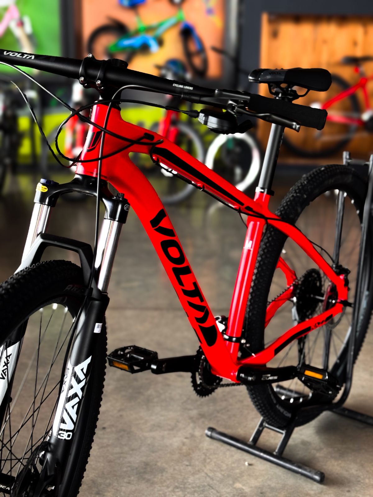 Mountain bike roja Volta en exhibición premium